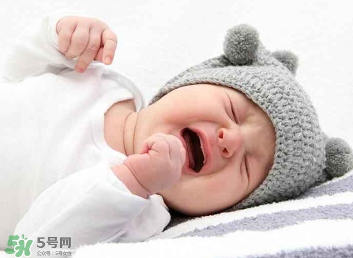 寶寶晚上哭鬧是怎么回事？寶寶晚上哭鬧不睡覺怎么辦？