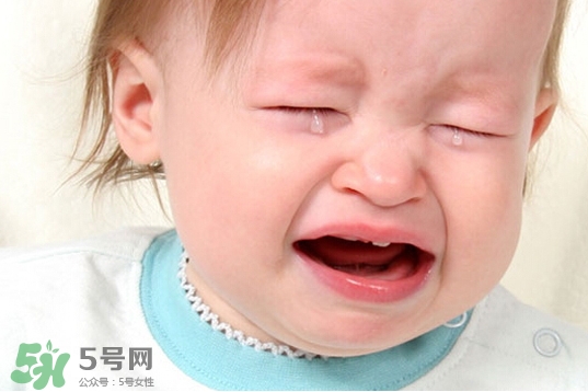 寶寶晚上哭鬧是怎么回事？寶寶晚上哭鬧不睡覺怎么辦？