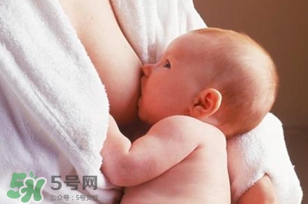 母乳喂養(yǎng)的寶寶大便怎樣正常？母乳喂養(yǎng)的寶寶需要補鈣嗎？