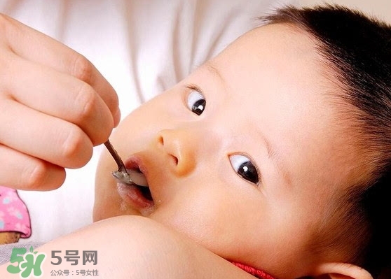 母乳喂養(yǎng)胸部會變形嗎？如何避免產(chǎn)后乳房變形？