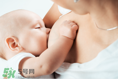 母乳喂養(yǎng)胸部會變形嗎？如何避免產(chǎn)后乳房變形？