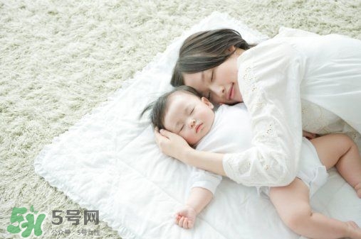 寶寶晚上哭鬧是怎么回事？寶寶晚上哭鬧不睡覺怎么辦？