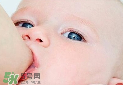 母乳喂養(yǎng)的寶寶大便怎樣正常？母乳喂養(yǎng)的寶寶需要補鈣嗎？