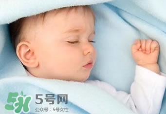 寶寶睡覺出汗多還要蓋被嗎？寶寶睡覺出汗多怎么辦？