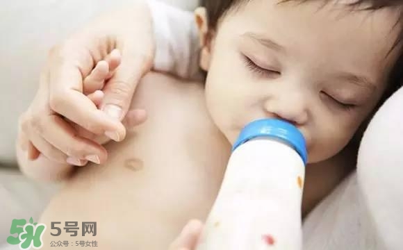 寶寶睡覺(jué)吃奶好嗎？寶寶睡覺(jué)吃奶怎么辦？