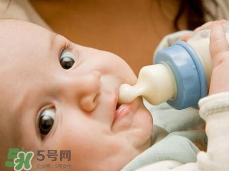 寶寶睡覺(jué)吃奶好嗎？寶寶睡覺(jué)吃奶怎么辦？