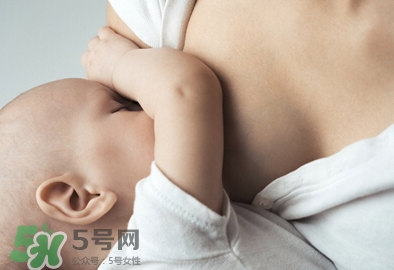 母乳喂養(yǎng)胸部會變形嗎？如何避免產(chǎn)后乳房變形？