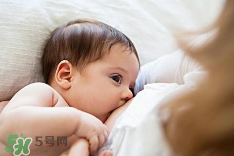 母乳喂養(yǎng)胸部會變形嗎？如何避免產(chǎn)后乳房變形？
