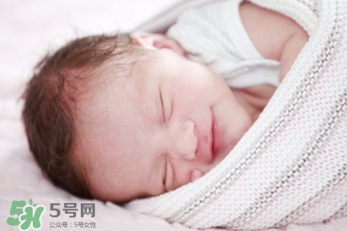 寶寶睡覺頭出汗是熱嗎？寶寶睡覺頭出汗是怎么回事？
