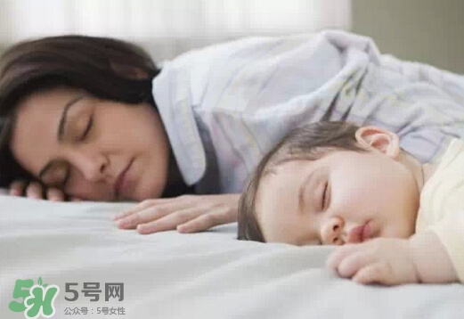 寶寶睡覺(jué)出汗多是什么原因？寶寶睡覺(jué)的常見(jiàn)誤區(qū)