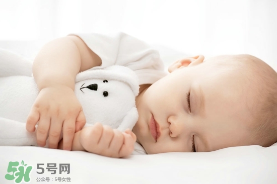 寶寶睡覺突然大哭是什么原因？寶寶睡覺突然哭醒怎么辦？