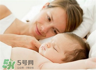 寶寶睡覺(jué)出汗多是什么原因？寶寶睡覺(jué)的常見(jiàn)誤區(qū)