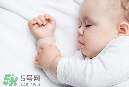母乳喂養(yǎng)的寶寶需要喂水嗎？母乳喂養(yǎng)的重要性