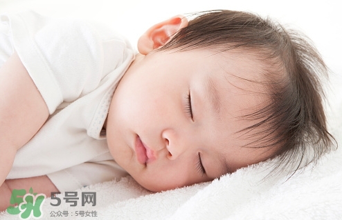 母乳喂養(yǎng)的寶寶需要喂水嗎？母乳喂養(yǎng)的重要性