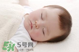 寶寶睡覺出汗多還要蓋被嗎？寶寶睡覺出汗多怎么辦？