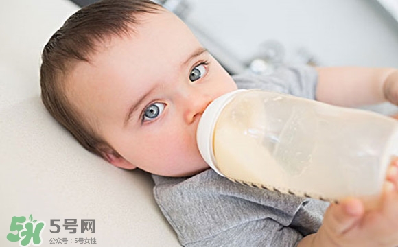 寶寶睡覺吃奶好嗎？寶寶睡覺吃奶怎么辦？