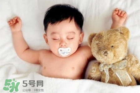 寶寶睡覺出汗多還要蓋被嗎？寶寶睡覺出汗多怎么辦？