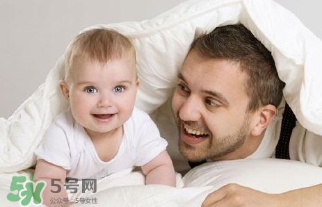 寶寶晚上哭鬧是怎么回事？寶寶晚上哭鬧不睡覺怎么辦？