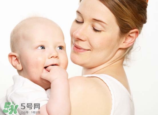 母乳喂養(yǎng)胸部會變形嗎？如何避免產(chǎn)后乳房變形？