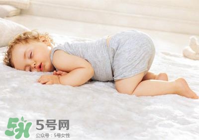 剛出生的寶寶需要枕頭嗎？新生兒需要枕頭定型嗎？