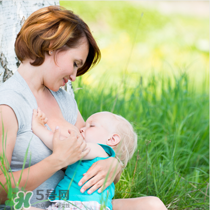 母乳喂養(yǎng)胸部會變形嗎？如何避免產(chǎn)后乳房變形？