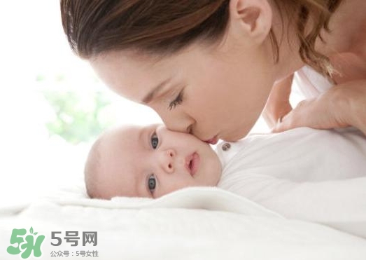 新生兒獨(dú)自睡覺好嗎？新生兒要跟父母睡嗎？