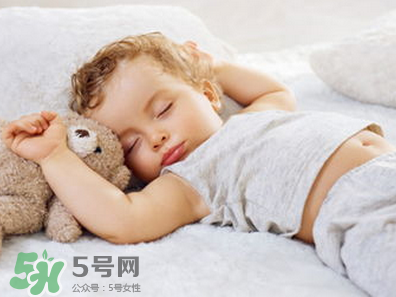 寶寶睡覺(jué)出汗多是什么原因？寶寶睡覺(jué)的常見(jiàn)誤區(qū)