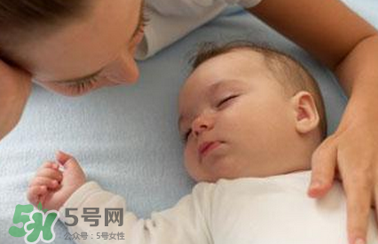 寶寶睡覺搖頭怎么回事？寶寶睡覺搖頭是缺鈣嗎？