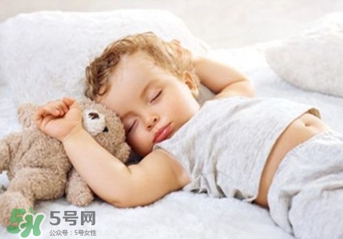 寶寶睡覺頭出汗是熱嗎？寶寶睡覺頭出汗是怎么回事？