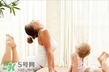 產(chǎn)后做什么運(yùn)動好？產(chǎn)后做瑜伽好處多