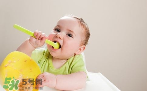 寶寶發(fā)燒出汗可以蓋被子嗎？寶寶發(fā)燒出汗了會(huì)退燒嗎？