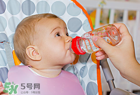 寶寶能喝礦泉水嗎？礦泉水寶寶適合寶寶喝嗎？