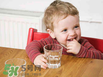 寶寶喝礦泉水好還是自來水好？寶寶喝哪種水好？