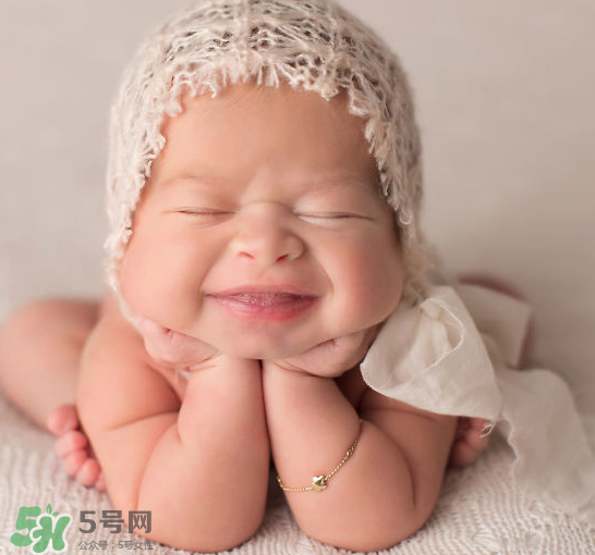 新生兒要多抱抱嗎？新生兒應(yīng)該是多抱還是多躺？
