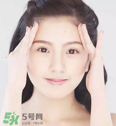 抬頭紋太重怎么辦？撫平抬頭紋只需這幾招