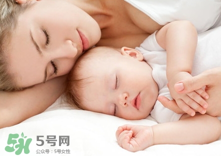 新生兒怎么睡覺姿勢(shì)正確？新生兒怎么睡頭型好看？