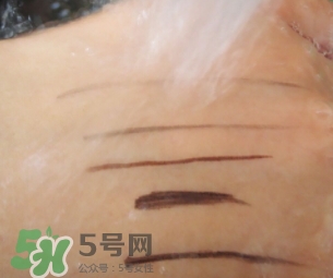 眼線膏要沾水嗎？用干刷子還是濕刷子