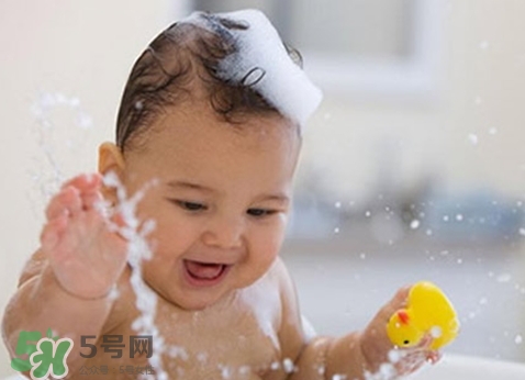 新生兒痤瘡多久會好？新生兒痤瘡能用百多邦嗎？