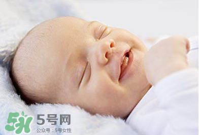 寶寶發(fā)燒出汗可以蓋被子嗎？寶寶發(fā)燒出汗了會(huì)退燒嗎？