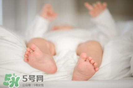 寶寶發(fā)燒睡著了要叫醒吃藥嗎？9個處理寶寶發(fā)燒的辦法