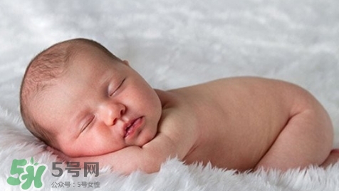 新生兒怎么睡覺姿勢(shì)正確？新生兒怎么睡頭型好看？