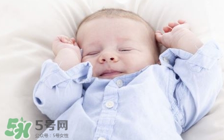 寶寶睡覺為什么會笑？寶寶睡覺笑出聲是做夢了嗎？