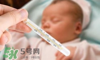 寶寶發(fā)燒睡著了要叫醒吃藥嗎？9個處理寶寶發(fā)燒的辦法