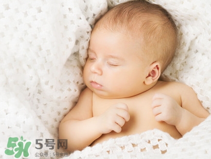 新生兒怎么睡覺姿勢(shì)正確？新生兒怎么睡頭型好看？