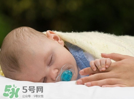 新生兒怎么睡覺姿勢(shì)正確？新生兒怎么睡頭型好看？