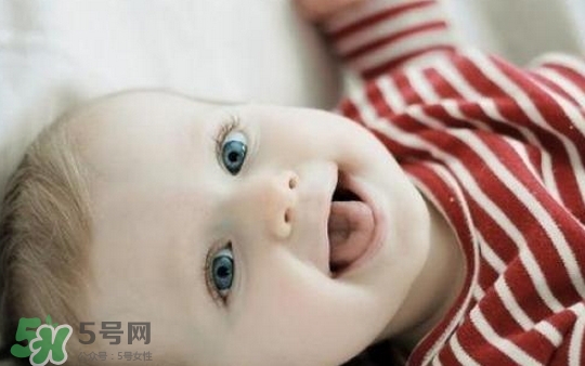 寶寶睡覺為什么會笑？寶寶睡覺笑出聲是做夢了嗎？