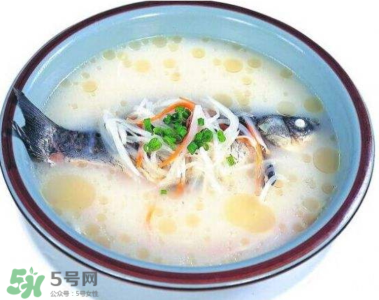鯽魚湯里可以放什么菜最好？鯽魚燉湯放什么菜？