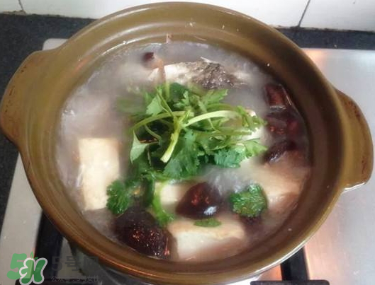 鯽魚(yú)湯可以放香菇嗎？香菇鯽魚(yú)湯的做法