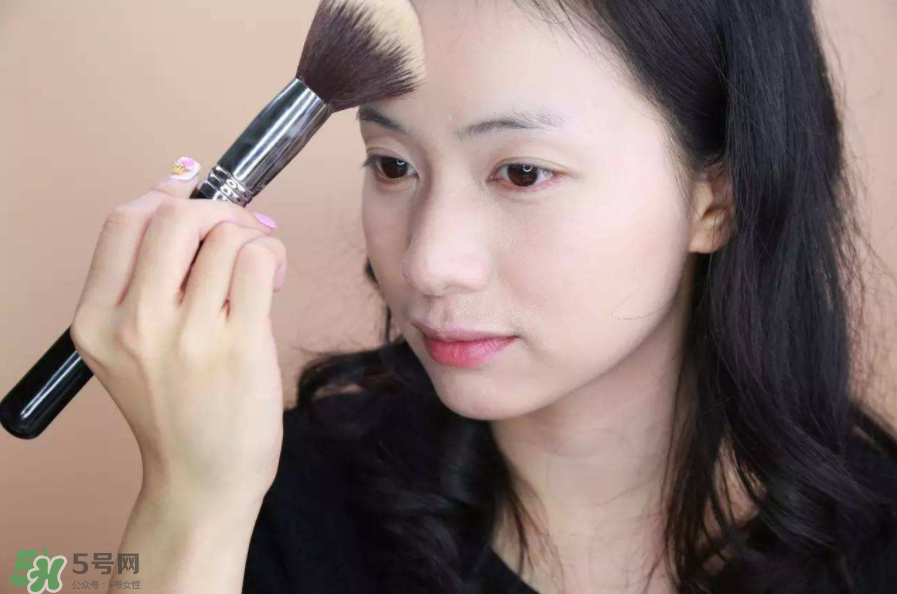 定妝噴霧好還是散粉？定妝噴霧在散粉后用嗎？