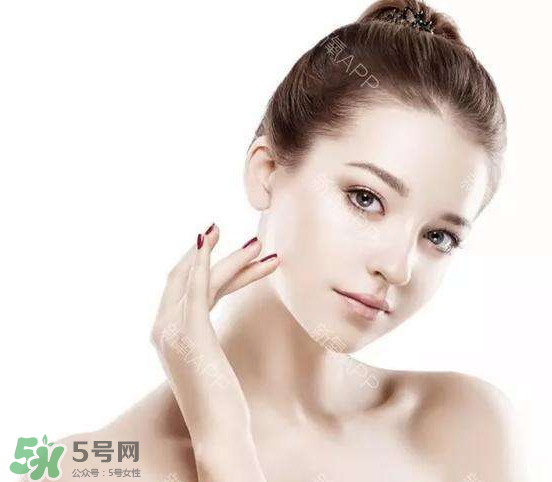 定妝噴霧好還是散粉？定妝噴霧在散粉后用嗎？